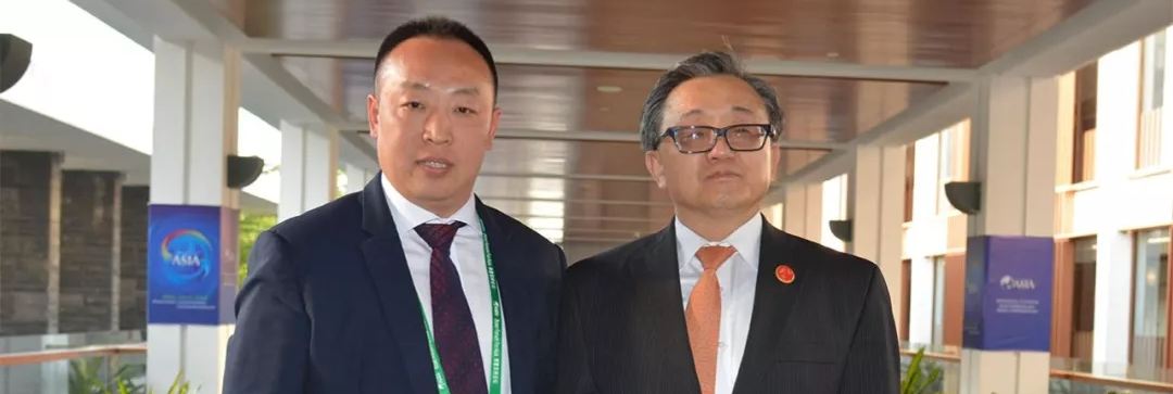 嫩逼学生妹小嫩逼操逼联合国副秘书长刘振民和赵章栓会长在博鳌亚洲论坛亲切交"